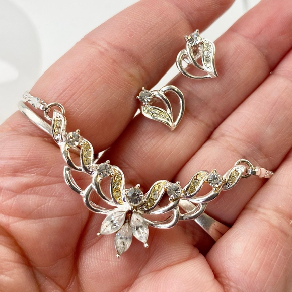 Vintage Avon Silver Tone Rhinestone Necklace & Earring Set in Box. New Old Stock - Picture 5 of 9